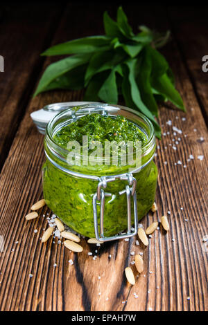 Porzione di freschi fatti in casa Pesto di Ramson su sfondo rustico Foto Stock