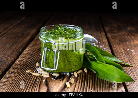 Porzione di freschi fatti in casa Pesto di Ramson su sfondo rustico Foto Stock