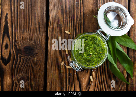 Porzione di freschi fatti in casa Pesto di Ramson su sfondo rustico Foto Stock