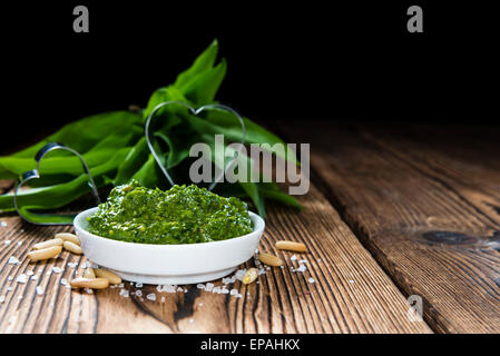 Porzione di freschi fatti in casa Pesto di Ramson su sfondo rustico Foto Stock