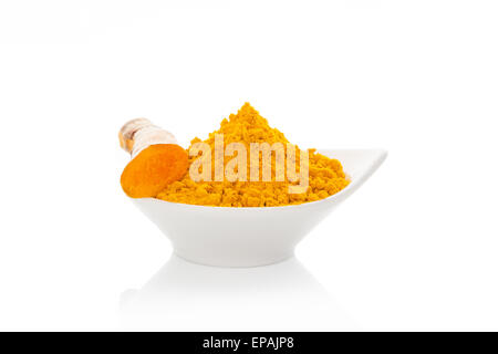 Curcuma fresco e secco isolati su sfondo bianco. Asian spezia culinaria. Foto Stock