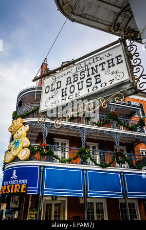 Il famoso, Jean Lafitte's 'Old Absinthe House' su Bourbon Street di fronte al Royal Sonesta desiderio Hotel nel Quartiere Francese di New Orleans, LA, Foto Stock