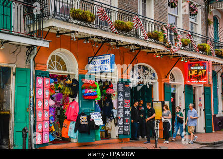 Tee shirt, doni e costumi offerti in vendita presso negozi di souvenir su Bourbon Street nel Quartiere Francese, New Orleans, LA Foto Stock