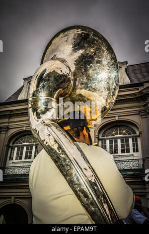 Musicista di strada ospita turisti in Jackson Square con la sua tuba nel Quartiere Francese di New Orleans, LA Foto Stock