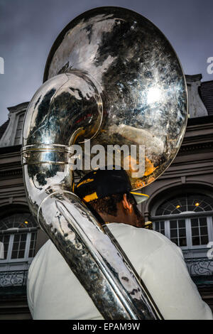 Musicista di strada ospita turisti in Jackson Square con la sua tuba nel Quartiere Francese di New Orleans, LA Foto Stock