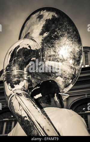 Musicista di strada ospita turisti in Jackson Square con la sua tuba nel Quartiere Francese di New Orleans, LA Foto Stock