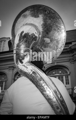 Musicista di strada ospita turisti in Jackson Square con la sua tuba nel Quartiere Francese di New Orleans, LA Foto Stock