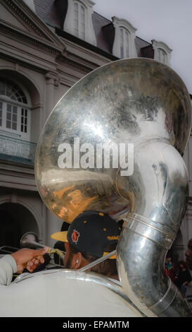 Musicista di strada ospita turisti in Jackson Square con la sua tuba nel Quartiere Francese di New Orleans, LA Foto Stock