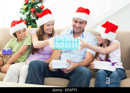 Famiglia lo scambio di regali di Natale Foto Stock