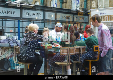 Londra, Regno Unito. 15 Maggio, 2015. Jamie Oliver's Union Jack eatery, a Covent Garden, invitati 30 allievi da St Josephs scuola per imparare circa nutrizionali alimenti sani. Dal 2005, Jamie Oliver è stato il mondo più riconosciuto i diruttori per salutare i pasti scolastici e di educazione alimentare. Foto Stock