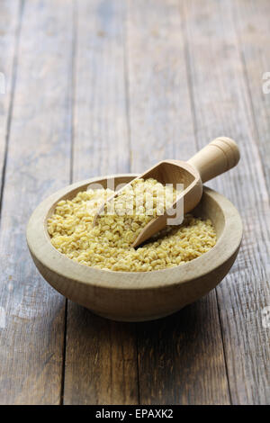 Bulgur di grano, cibo turco isolato sul recipiente Foto Stock