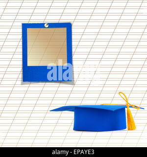 Scheda di malta o cappuccio di graduazione con scivolo azzurro sullo sfondo del foglio per notebook Foto Stock