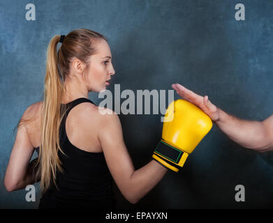 Boxer femmina in pratica il pugilato ring Foto Stock