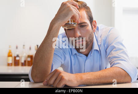 Imprenditore ubriaco innesto bicchiere di whiskey a testa Foto Stock