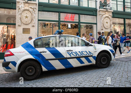 Auto della Polizia parcheggiata in una strada nella zona del Chiado di Lisbona Portogallo Foto Stock