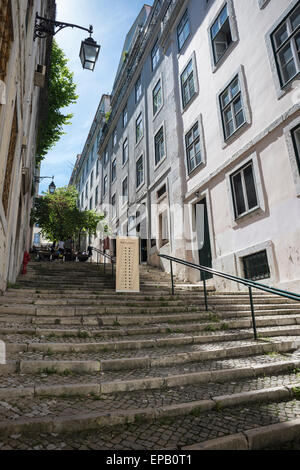 Ripide scale di pietra nella zona del Chiado di Lisbona Portogallo Foto Stock