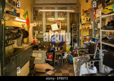 Scarpa tradizionale officina di riparazione, calzolai, nel quartiere Belem di Lisbona Portogallo Foto Stock