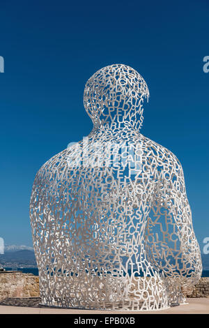 Nomade, una scultura di un uomo di lettere di Antibe di Jaume da Plensa a con le Alpi in lontananza Foto Stock