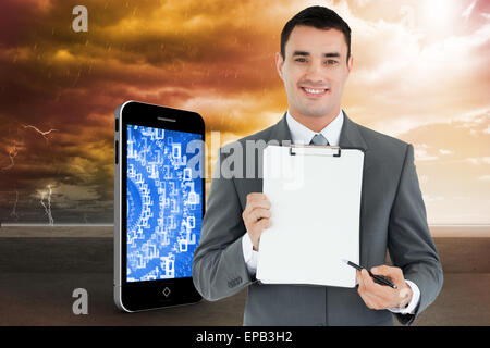 Immagine composita di imprenditore puntando con penna negli Appunti Foto Stock