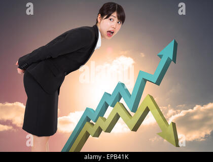 Immagine composita di sorpreso imprenditrice la piegatura Foto Stock