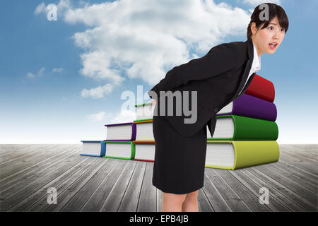 Immagine composita di sorpreso imprenditrice la piegatura Foto Stock