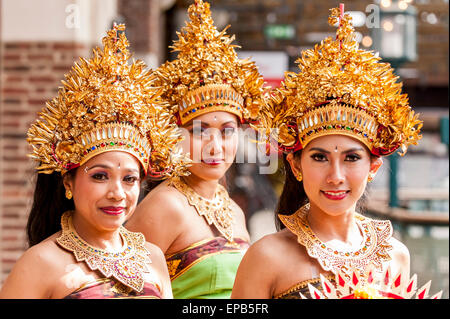 Londra, Regno Unito. Il 15 maggio 2015. Le donne in abito tradizionale durante la cerimonia inaugurale FestivalAsia, London il più grande di tutti-Asian indoor festival che si è aperto nel Dock di tabacco oggi. L'evento di tre giorni di vetrine pan-Asiatica culturale e culinaria e le attività artistiche. Credito: Stephen Chung / Alamy Live News Foto Stock