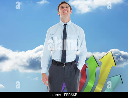 Immagine composita di imprenditore sorridente in piedi con la mano in tasca Foto Stock