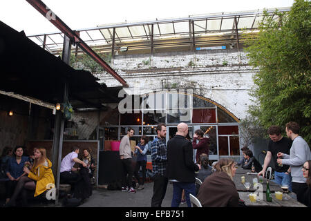 Bar Story, un bar alla moda sotto Peckham Rye stazione ferroviaria di Londra SE15, England, Regno Unito Foto Stock