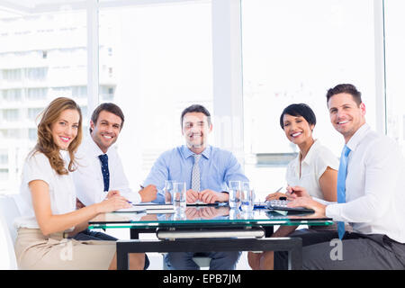 I dirigenti seduti attorno a un tavolo per conferenza Foto Stock