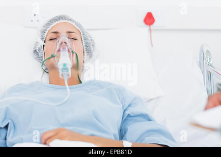 Paziente femmina di ricezione di ventilazione artificiale Foto Stock