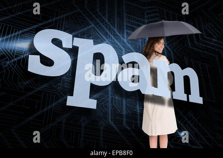 Imprenditrice azienda ombrello dietro la parola spam Foto Stock