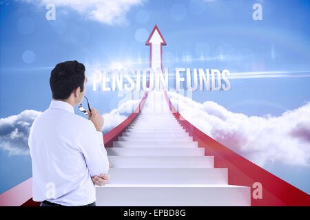 I fondi pensione contro rosso passi la freccia rivolta verso l'alto contro il cielo Foto Stock