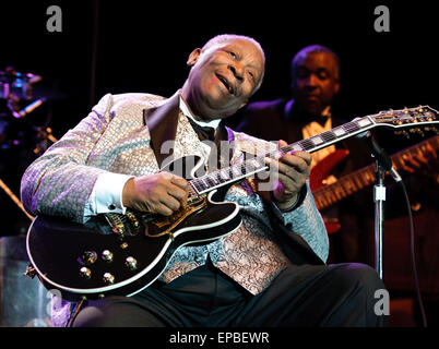 FILE: PICS Blues musicista B.B. KING (Settembre 16, 1925 - 14 Maggio 2015) il cui bruciante guitar licks e accorata voce ha fatto di lui l'idolo di generazioni di musicisti e appassionati mentre guadagnano lui il soprannome di "Re del Blues", è morto nel suo sonno a casa in Las Vegas all'età 89. Nella foto: Luglio. 07, 2010 - Glenside, Pennsylvania, Stati Uniti - La leggenda vivente e re del blues BB King performing live a un sold out Teatro Keswick. (Credito Immagine: © Ricky Fitchett/ZUMApress.com) Foto Stock