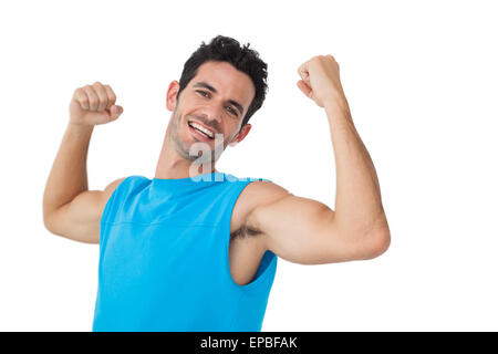 Ritratto di un sorridente giovane muscoli di flessione Foto Stock