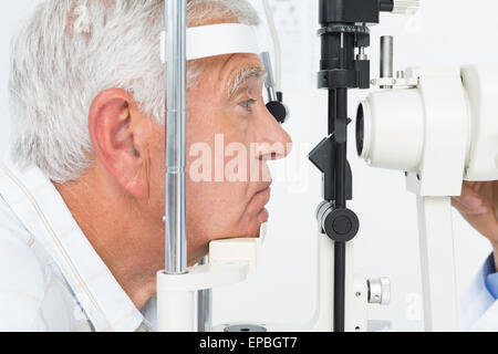 Senior uomo ottenendo la sua cornea selezionata Foto Stock