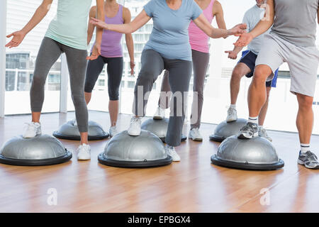 Sezione bassa delle persone che fanno la potenza di esercizio di fitness Foto Stock
