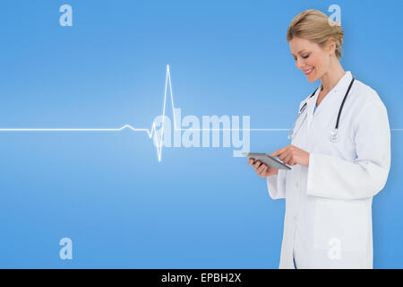 Immagine composita del biondo medico utilizzando tablet pc Foto Stock