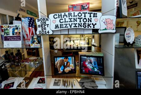 Fayetteville, Arkansas, Stati Uniti d'America. 15 Maggio, 2015. La casa che in futuro il presidente Bill Clinton ha acquistato per 17.500 dollari nel 1975 come un incentivo per la sua ragazza Hillary ad accettare la sua proposta di matrimonio, è ora noto come il Clinton House Museum. La casa, uno bedr0OM, 1.650 piedi quadrati revival Tudor bungalow costruito nel 1931, è stato il sito di Clinton del matrimonio il 11 ottobre 1975. È la sola casa che possedeva prima di entrare in stato e politica nazionale. Credito: Brian Cahn/ZUMA filo/Alamy Live News Foto Stock