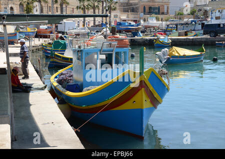 Tradizionale luzzu Maltese nel porto di Marsaxlokk Foto Stock