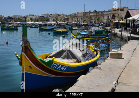 Tradizionale luzzu Maltese nel porto di Marsaxlokk Foto Stock