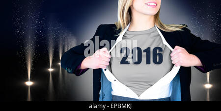 Immagine composita di imprenditrice apertura shirt in stile supereroe Foto Stock