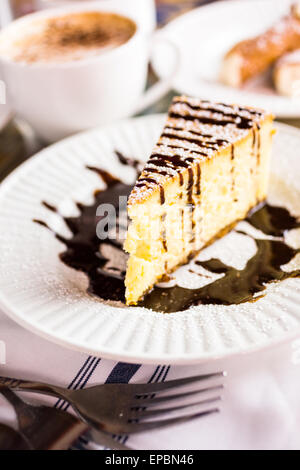 Italiani freschi Bailey's cheesecake con caffè sul tavolo. Foto Stock