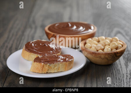 Baguette con cioccolato da spalmare con dadi Foto Stock