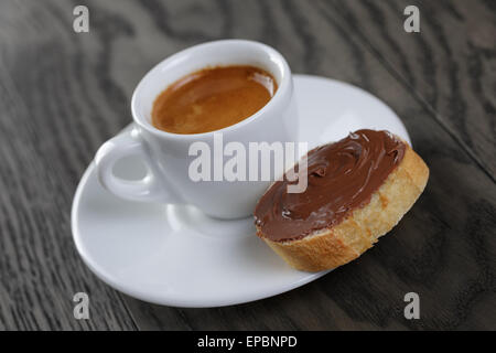 Tazza di caffè con baguette e cioccolato da spalmare Foto Stock