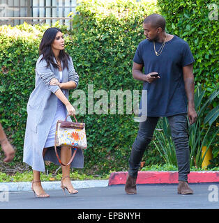 Kanye West e Kim Kardashian, chi è in possesso di un originale borsa Hermes dipinta da loro figlia nord, in testa al Kardashians' ufficio a Los Angeles con: Kanye West, Kim Kardashian dove: Los Angeles, California, Stati Uniti quando: 10 Nov 2014 Credit: WENN.com Foto Stock