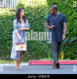 Kanye West e Kim Kardashian, chi è in possesso di un originale borsa Hermes dipinta da loro figlia nord, in testa al Kardashians' ufficio a Los Angeles con: Kanye West, Kim Kardashian dove: Los Angeles, California, Stati Uniti quando: 10 Nov 2014 Credit: WENN.com Foto Stock