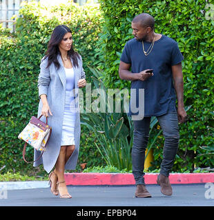 Kanye West e Kim Kardashian, chi è in possesso di un originale borsa Hermes dipinta da loro figlia nord, in testa al Kardashians' ufficio a Los Angeles con: Kanye West, Kim Kardashian dove: Los Angeles, California, Stati Uniti quando: 10 Nov 2014 Credit: WENN.com Foto Stock