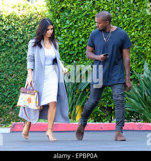 Kanye West e Kim Kardashian, chi è in possesso di un originale borsa Hermes dipinta da loro figlia nord, in testa al Kardashians' ufficio a Los Angeles con: Kanye West, Kim Kardashian dove: Los Angeles, California, Stati Uniti quando: 10 Nov 2014 Credit: WENN.com Foto Stock