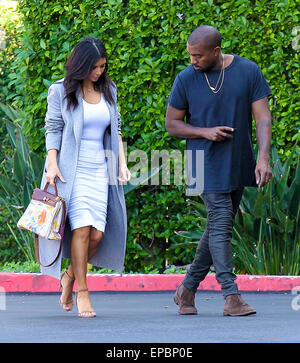 Kanye West e Kim Kardashian, chi è in possesso di un originale borsa Hermes dipinta da loro figlia nord, in testa al Kardashians' ufficio a Los Angeles con: Kanye West, Kim Kardashian dove: Los Angeles, California, Stati Uniti quando: 10 Nov 2014 Credit: WENN.com Foto Stock