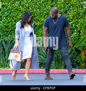 Kanye West e Kim Kardashian, chi è in possesso di un originale borsa Hermes dipinta da loro figlia nord, in testa al Kardashians' ufficio a Los Angeles con: Kanye West, Kim Kardashian dove: Los Angeles, California, Stati Uniti quando: 10 Nov 2014 Credit: WENN.com Foto Stock